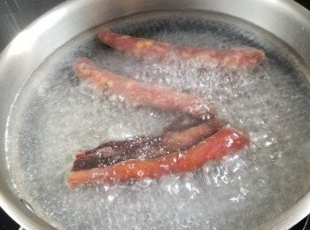 step3: 臘腸及臘肉用熱水出一出水