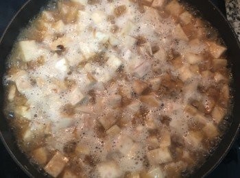 step8: 倒入水，中火煮到大滾；