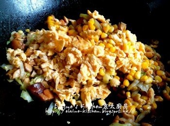 step7: 最後加入粟米粒及蛋碎拌勻