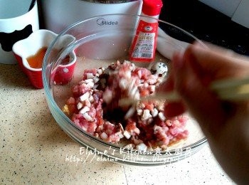 step3: 10分鐘後加入雞蛋白及冬菇粒拌勻 , 用手撻十餘下放入雪櫃靜待30分鐘