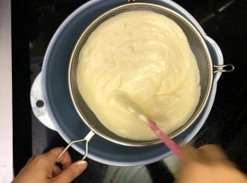 step10: 將cream cheese糊過篩 （這一步有點重要，是將cream cheese拌不勻的顆粒消掉，不要懶）