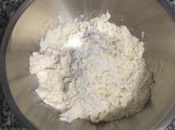 step6: 用手將所有的奶油塊都用麵粉覆蓋後，捏扁成片狀，再沾滿麵粉後，捏成碎粉狀；