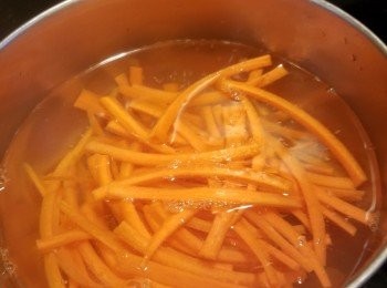 step5: 此刻可以處理甘筍及青瓜,140g甘筍刨去皮切約3吋長幼條,用滾水煮滾即可以取出待用,
青瓜135g刨去皮,切約3吋長幼條待用即可,青瓜不用煮