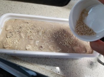 step15: 倒粉漿入模內"登一登"登出空氣,灑上少許芝麻於面上