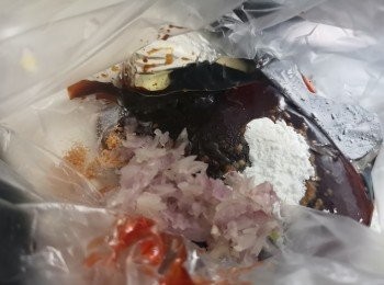 step2: 除水外將所有醃料混合醃豬肉，稍為醃一陣再加水醃豬肉，放入雪櫃雪幾小時。