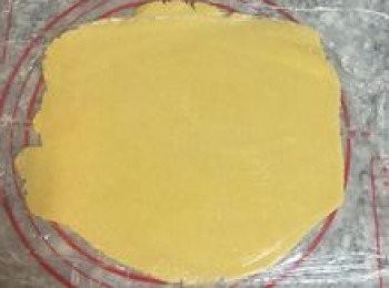 step10: 10分鐘後取出麵糰，上下都鋪保鮮膜，將麵糰橄壓成與模具差不多大小，移除上層保鮮膜，再提起下層保鮮膜，用橄麵棍將麵皮輕輕捲起；