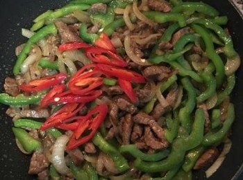 step9: 試味道後做調整，放入辣椒快速翻炒，即可起鍋。