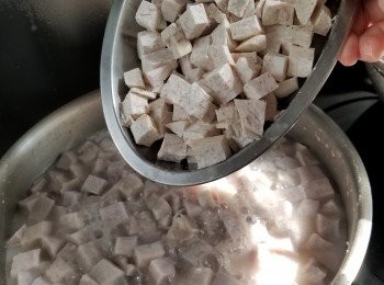 step11: 10分鐘後加入其餘細半芋頭拌勻