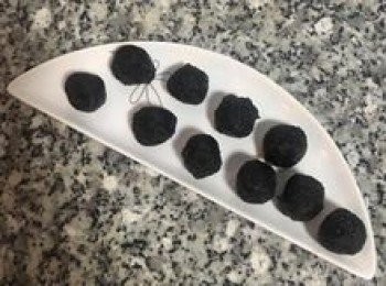 step12: 芝麻内餡同樣分10顆@10g，並揉成圓形；如太軟可放回冷凍庫再冰個10分鐘；