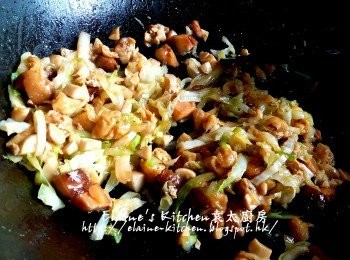 step6: 再加入椰菜 , <span class="group_2">調味料</span>及冬菇水拌勻 , 蓋上蓋用中火煮5分鐘至收汁