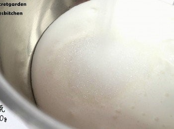 step15: 在大碗加入糖跟淡奶油