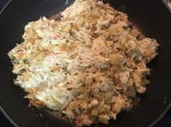 step9: 馬鈴薯丁都煮透後，接著加入蟹肉略拌炒，並試調味做調整，即可起鍋；