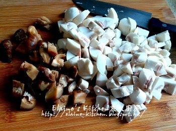 step3: 冬菇 , 白蘑菇分別切粒 , 椰菜切絲