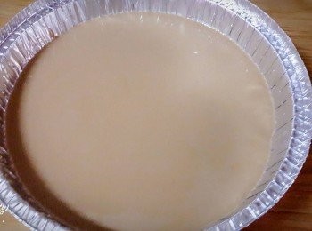 step4: 充分的拌勻後 , 把模子刷上一層薄薄的油 , 再把粉漿倒入