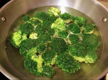 step2: 煲滾開水，加入西蘭花及少量鹽，煮5分鐘，盛起，以冷水沖西蘭花。