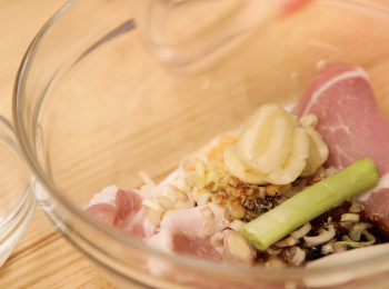 step1: 將豬扒洗乾淨，用布把水分印乾。取出香茅白色部分，拍扁並切碎，加入其餘<span class="group_2">醃料</span>，將豬排醃2至3小時。