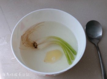 step2: 再將蔥白放入水裡, 關火谷1分鐘