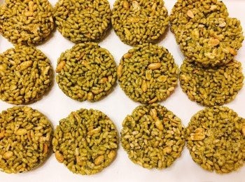 step7: 拌勻的脆米趁熱倒入的模具，輕輕整平，趁熱切成適當大小，即完成酥脆美味的米香。