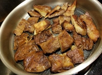 step11: 素醃鴨切出一片片,用平底鑊加油燒熱,用中慢火煎到香脆即可