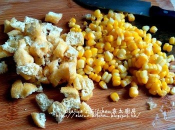 step2: 粟米熟透後起出粟米粒 , 豆腐卜用熱水沖洗渣乾水份後切粒