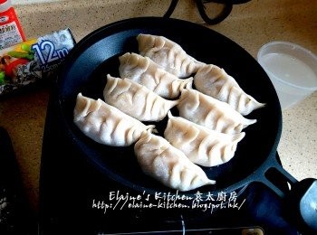 step10: 適量的餃子放在早餐機的煎pan內 , 按<煎餅>功能 , 先煎一分鐘至底部微黃色