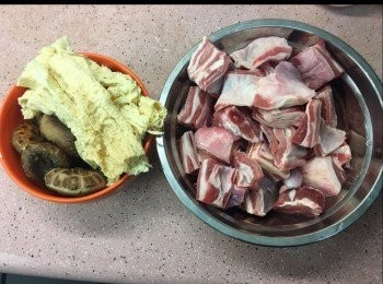 step1: ～羊腩解凍後洗淨，用抺肉紙，抺乾水待用
～冬菇浸軟，枝竹洗淨待用
～馬蹄洗淨待用
