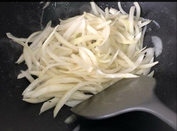 step3: 油滾後轉細火炒洋蔥，炒至大半透