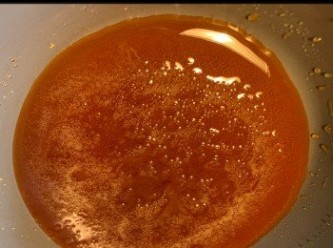 step2: 將砂糖放入乾鍋入煮溶，煮到變到焦糖。