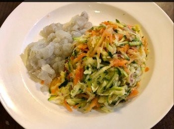 step2: 首先將櫛瓜、紅蘿蔔和紫洋切絲，灑少許鹽，然後醃30分鐘後，去掉水份。