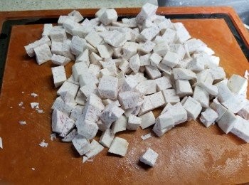 step1: 芋頭去皮切粒