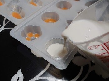 step9: 取出糕模， 將白色粉將倒進模內至9分滿