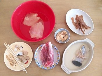 step2: 象拔蚌洗好, 在清水中浸半小時撈起, 水倒掉不要, 象拔蚌隔乾水待用; 碎瑤柱沖洗過後以暖水浸過面待用