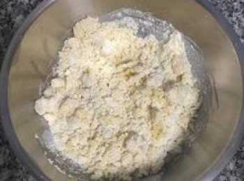 step8: 拌勻到看不見蛋液，便可用手壓捏麵粉讓它成糰；