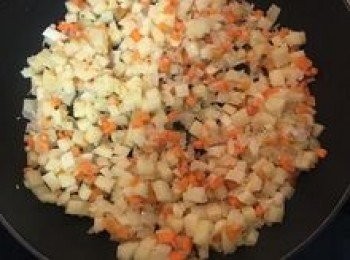 step7: 接著放入紅蘿蔔丁拌炒；再放入馬鈴薯丁拌炒；