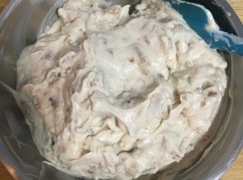 step9: 粉漿水要再攪拌均勻，然後將煮到大滾的芋頭水沖入粉漿水中，並攪拌均勻成粉糊；