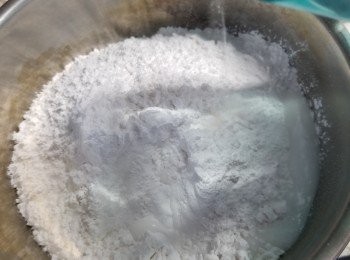 step8: 先用3份1水將粘米粉開溶過篩