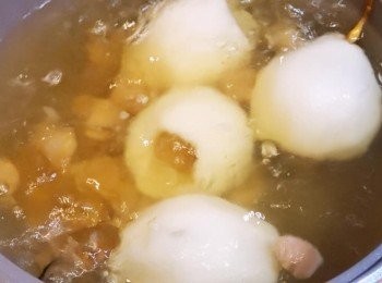 step4: 煲滾滾水， 放入雪梨、圓肉及冰糖， 以中慢火煲30分鐘