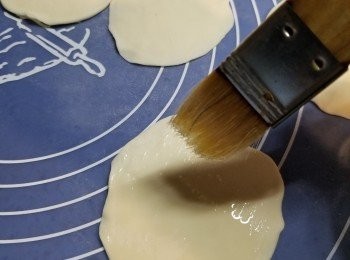 step7: 將每粒麵糰用麵棍碌成餅狀,約3吋圓塊,再每塊搽上油