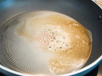 step5: 將砂糖、麥芽糖和水放入大鑊內，用中火煮至有泡沫（其間不要攪拌）