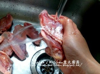 step1: <a href="https://bit.ly/3zHU5V3" target="_blank" data-keyword="雞中翼" class="guide-link"><strong>雞中翼</strong></a> <span style="display:inline-block;vertical-align:middle;margin-top:-3px;color:initial;border-radius:3px;padding:2px 3px;font-size:12px;line-height:14px;background:#87d300;color:#fff;">即買</span> 先用叉拮一拮雞肉(方便入味) , 用水沖一沖洗乾淨再抹乾水份