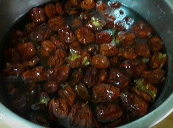 step2: 把材料全放入鍋子 , 水加到剛好蓋到材料 , 開大火煮滾 , 後轉中大火煮至汁液剩1/3