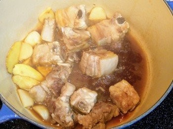 step3: 將一字排、月桂葉和八角放進鍋, 以中火煮滾後轉小火煮二十分鐘後放冰糖繼續煮