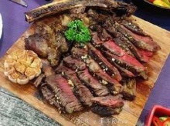 step9: 先延著骨頭將肉切下，再切片，接著便可沾岩鹽、海鹽或玫瑰鹽享用。