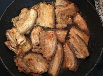 step6: 加入水，再次煮滾後轉小火燉滷；醬汁不多，但只要讓每塊肉都沾上醬汁即可。