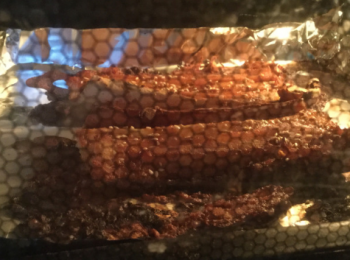 step2: 烤盤鋪上錫紙（霧面朝上），掃上一層食用油防粘，把醃好的鰻魚一塊塊鋪排在上面。放入預熱到200度的烤箱，先烤10分鐘，然後取出翻面，刷上一層醃魚的醬汁，再撒上適量的白芝麻繼續烤制10分鐘即可。