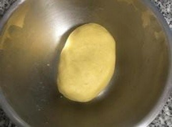 step9: 壓捏成糰後，用保鮮膜包起來，並略微壓扁，這樣等一下橄麵會比較好操作；接著放入冰箱冷凍10分鐘；