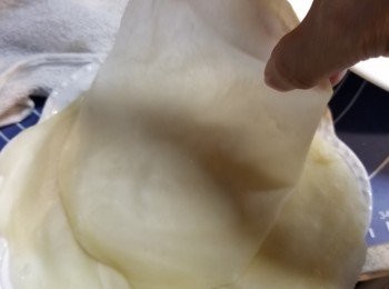 step10: 蒸好10分鐘後取出撕開一片片,待全部蒸好後可放回蒸籠待用,到要食時可以再蒸熱食或凍食