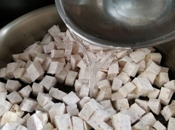 step10: 先用少許油炒勻大半芋頭,用埋其餘2/3水將大半芋頭粒煮10分鐘