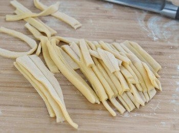 step2: 將麵糰擀成薄片(約2毫米厚），然後切成幼條