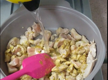 step4: 適量水 （幾乎蓋過雞便可，否則加椰漿後會太稀) ; 
蓋上蓋慢火煮5分鐘